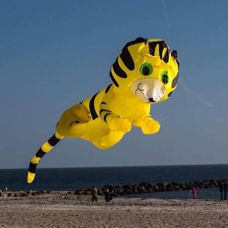 Ferienwohnungen-Neue-Tiefe-Wohnung-Kleiderbuegel Neue Tiefe Fehmarn Esterno foto