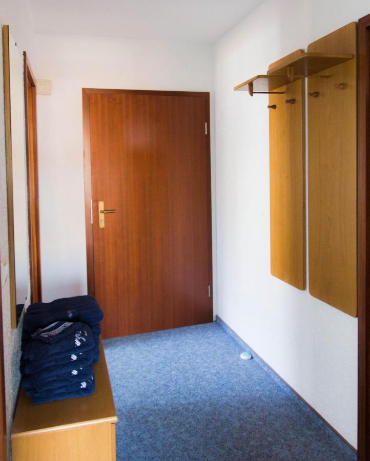 Ferienwohnungen-Neue-Tiefe-Wohnung-Kleiderbuegel Neue Tiefe Fehmarn Esterno foto