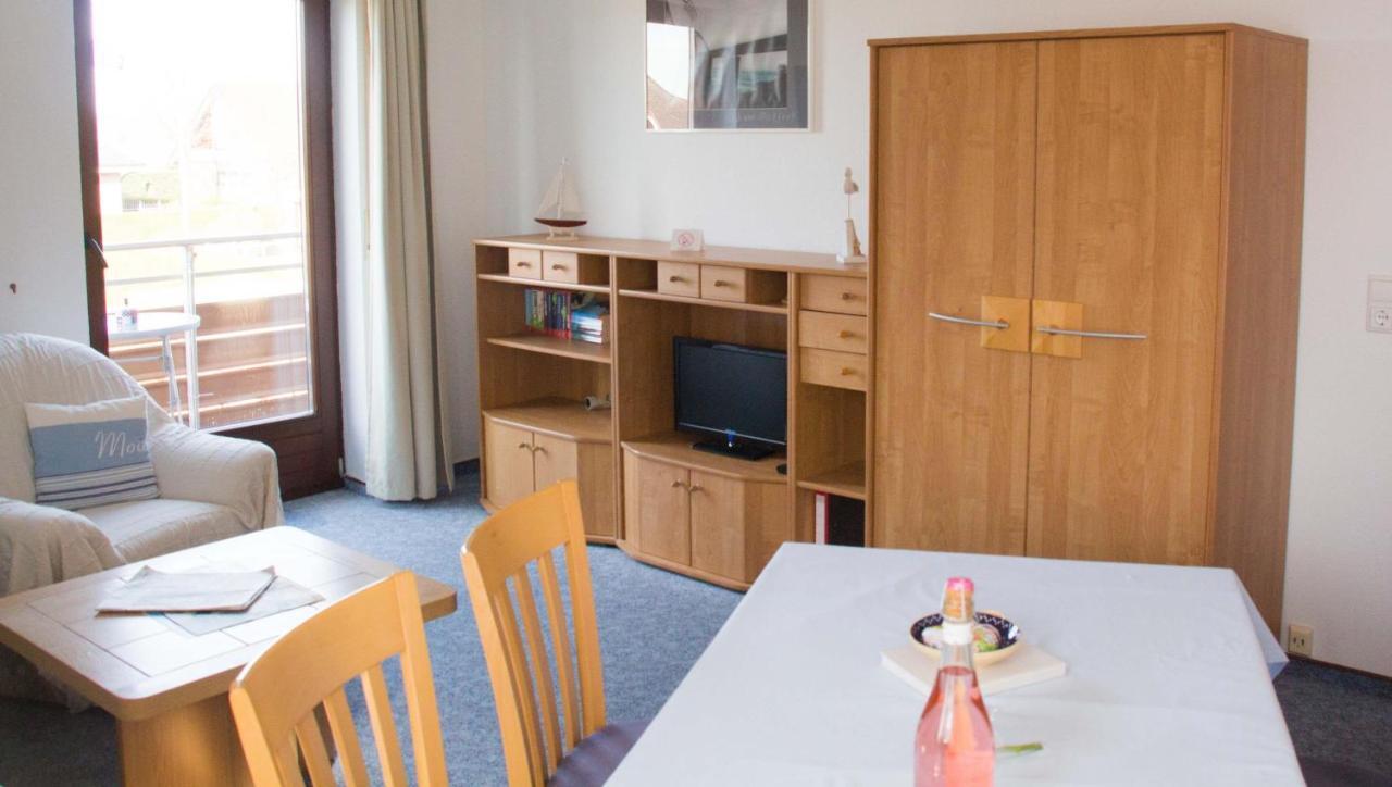Ferienwohnungen-Neue-Tiefe-Wohnung-Kleiderbuegel Neue Tiefe Fehmarn Esterno foto