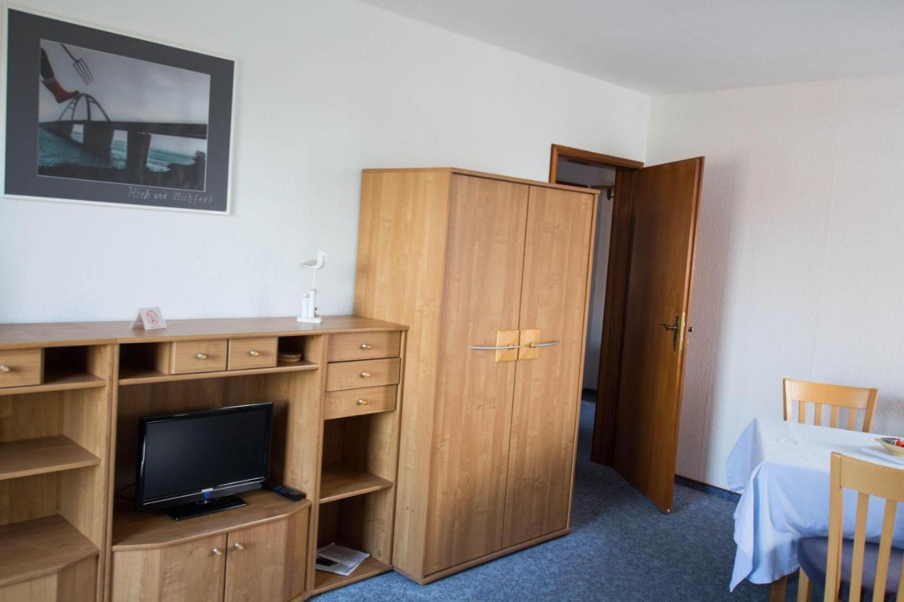 Ferienwohnungen-Neue-Tiefe-Wohnung-Kleiderbuegel Neue Tiefe Fehmarn Esterno foto