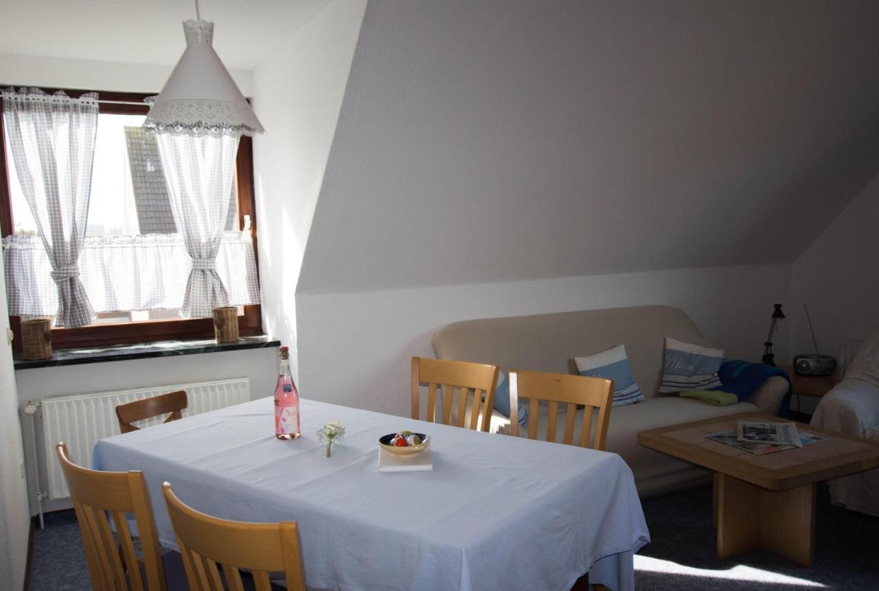 Ferienwohnungen-Neue-Tiefe-Wohnung-Kleiderbuegel Neue Tiefe Fehmarn Esterno foto