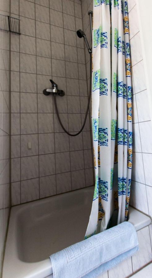 Ferienwohnungen-Neue-Tiefe-Wohnung-Kleiderbuegel Neue Tiefe Fehmarn Esterno foto