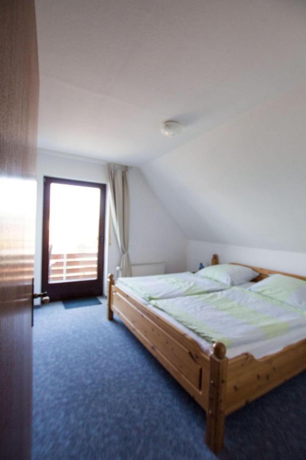 Ferienwohnungen-Neue-Tiefe-Wohnung-Kleiderbuegel Neue Tiefe Fehmarn Esterno foto