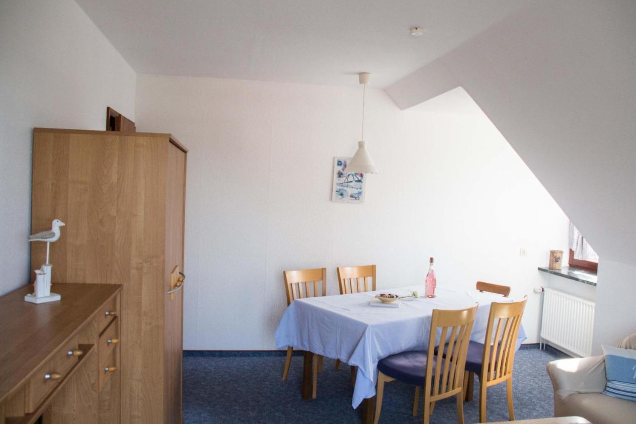 Ferienwohnungen-Neue-Tiefe-Wohnung-Kleiderbuegel Neue Tiefe Fehmarn Esterno foto