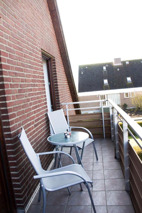 Ferienwohnungen-Neue-Tiefe-Wohnung-Kleiderbuegel Neue Tiefe Fehmarn Esterno foto