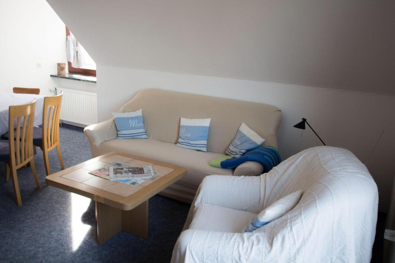 Ferienwohnungen-Neue-Tiefe-Wohnung-Kleiderbuegel Neue Tiefe Fehmarn Esterno foto