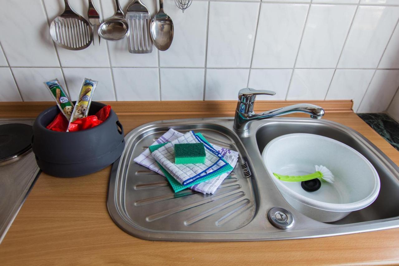 Ferienwohnungen-Neue-Tiefe-Wohnung-Kleiderbuegel Neue Tiefe Fehmarn Esterno foto